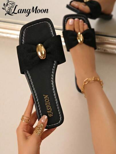 Dép LangMoon 2026 Gentle Gold Buckle Bow, nơ bóng bẩy + khóa kim loại hình bầu dục, đế bằng mềm mại, linh hoạt, chống trơn trượt, thoải mái, ngọt ngào, đa năng cho đi làm, mua sắm, du lịch, giày dép thời trang mùa xuân/hè.
