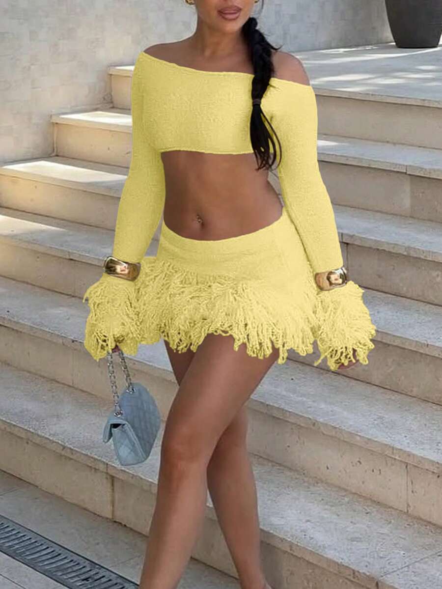 Bộ đồ dự tiệc 2 mảnh phong cách Y2K dành cho nữ: Áo crop top tay dài cổ thuyền trễ vai phối chân váy ngắn tua rua màu vàng nhạt, thích hợp cho các buổi tiệc cocktail, lễ hội âm nhạc, hòa nhạc, kỳ nghỉ hè, du lịch biển và các lễ hội mùa xuân theo phong cách miền Tây. - Màu vàng - Xem 1