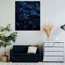 Plano 2D, 1 pieza de pintura en lienzo plana 2D sin marco, arte decorativo de hoja luminosa azul oscuro con detalles de luz de estrellas centelleante para una escena de bosque de ensueño. Varios s disponibles: 12x18, 16x24, 24x36 pulgadas. Un regalo decorativo perfecto para salas de estar - Enmarcado - Ver 5