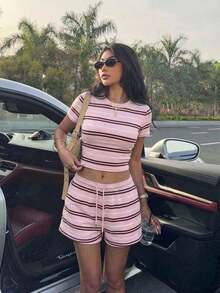 Conjunto casual de dos piezas para mujer, con rayas de colores contrastantes.Incluye camiseta corta ajustada y shorts con cordón, ideal para looks diarios, callejeros, aeropuerto y regreso a clases.Tejido elástico transpirable y cómodo. - Gris Oscuro - Ver 10