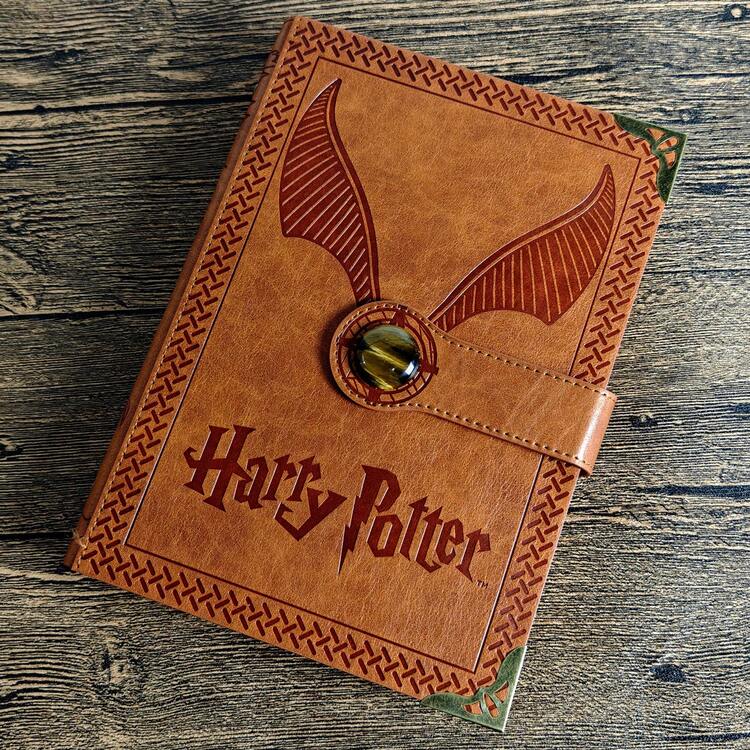 Harry Potter 哈利波特笔记本，复古金色飞贼压纹硬皮日记本，带金属书角，魔法学院手册文具备忘录计划本（官方授权） - 彩色 - 查看 4