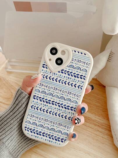 1pc Nordic Ins Style Blue & White Geometric Soft TPU Shockproof Phone Case With Heart-Shaped Lens Design, Suitable For IPhone 17/17 Pro Max, 16/16 Pro/16 Pro Max, 15/15 Pro/15 Pro Max, 14/14 Pro/14 Pro Max, 13/13 Pro/13 Pro Max, 12/12 Pro/12 Pro Max, 11 Series, Artistic Niche Design