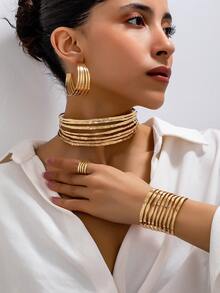 Set di gioielli in tono oro martellato da 5 pezzi, collana choker a più linee, orecchini a cerchio, bracciale a fascia e anello, accessori in metallo di per donna per feste e uso quotidiano - Dorato - Visualizzare 3