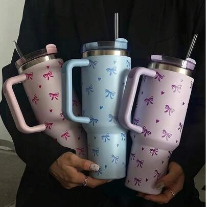 1 cốc giữ nhiệt chân không bằng thép không gỉ dung tích lớn 40oz-14oz có tay cầm, trang trí hình trái tim và nơ, lớp trong bằng thép không gỉ 304 và lớp ngoài bằng thép không gỉ 201, thiết kế hai lớp chân không, cốc di động ngoài trời phủ nhiều màu, giữ nóng/lạnh, kèm ống hút PP, thích hợp cho ô tô, trường học, văn phòng, ngoài trời, phòng tập thể dục và nhà, quà tặng lý tưởng cho phụ nữ, thanh thiếu niên, Ngày của Mẹ, ngày lễ và sinh nhật, phụ kiện cọ rửa cốc, ống hút và miếng lót silicon có thể mua thêm, quà tặng tốt nghiệp, cốc, ly cà phê