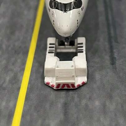 Modelo de avión a escala 1:400, accesorios de tripulación de tierra de aeropuerto de plástico, remolque, camión de remolque para avión, carrito con ruedas, accesorios de escena