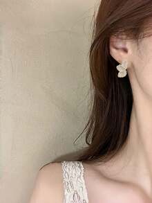 2 đôi bông tai đinh tán hình cánh hoa tráng men trắng thanh lịch và duyên dáng, phù hợp cho nữ giới đeo hàng ngày, hẹn hò, dự tiệc, lễ hội, làm quà tặng, dự tiệc chiêu đãi, kết hợp với trang sức. - trắng - Xem 3