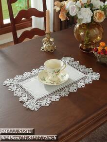 Chemin de table 100% polyester blanc unicolore, bordure en dentelle crochetée ajourée en forme d'éventail double face avec pompons blancs suspendus, écharpe de table décorative minimaliste et élégante pour table à manger, table de thé, console, buffet, mariage, style ferme, décoration de la maison et de la cuisine - Blanc - Voir 17