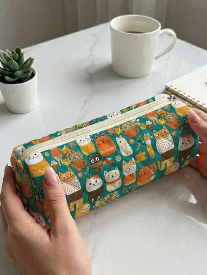 Túi đựng đồ in hình mèo, chất liệu chần bông, dung tích lớn và nhỏ gọn. Hộp đựng bút đa năng dùng để đựng văn phòng phẩm, mỹ phẩm và đồ dùng du lịch. Lý tưởng cho trường học và sử dụng hàng ngày.