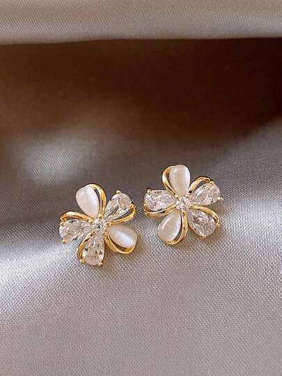 1 Đôi bông tai bằng hợp kim đồng, thiết kế hoa nhỏ nhắn, tối giản, đính đá Zirconia và đá mắt mèo, thích hợp đeo hàng ngày cho nữ.