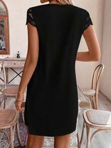 Vestido casual de verano para mujer, color liso, con cuello en V y detalles de encaje.Tejido de algodón transpirable y cómodo, ideal para looks casuales y elegantes. - Negro - Ver 6