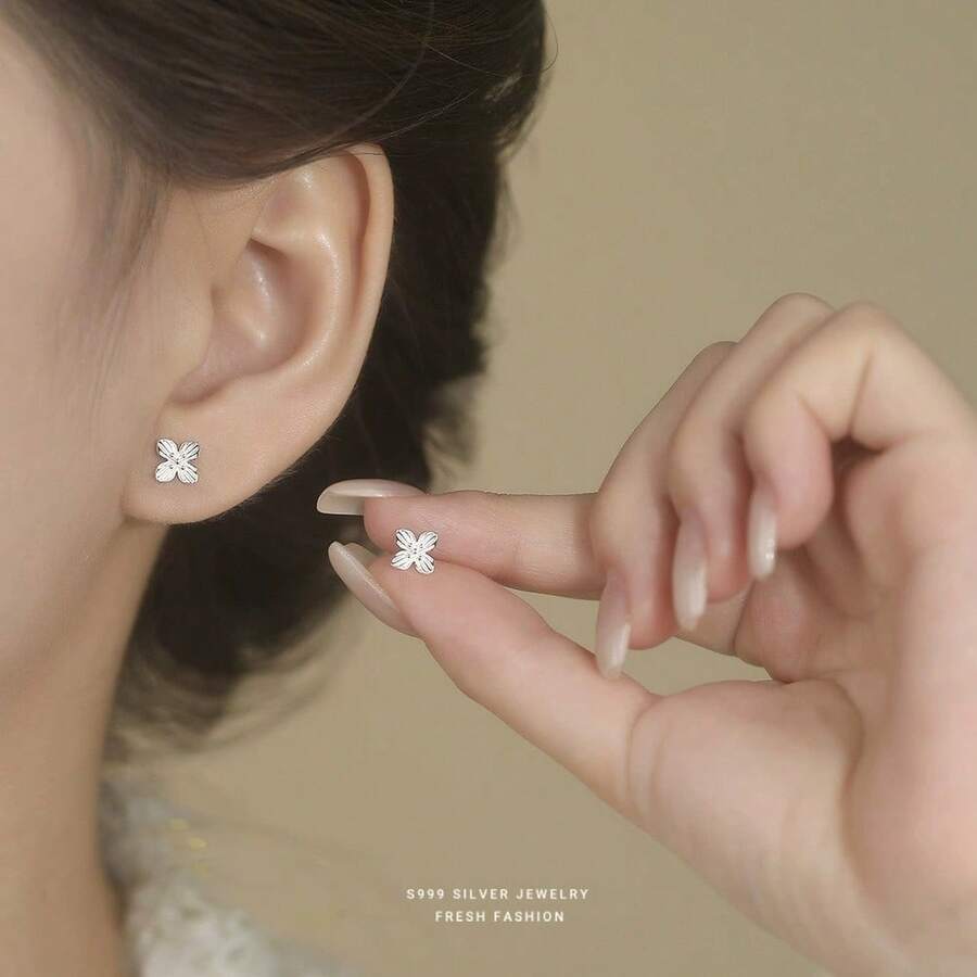 一对简约可爱S925纯银花朵四叶草耳钉，适合女性日常佩戴，母亲节礼物 - XY-1017 - 查看 1