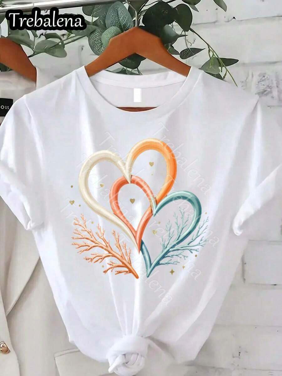 Camiseta con Patrón Entrelazado en Forma de Corazón - Confeccionada con una Exquisita y Ligera Tela Blanca de Camiseta, Adornada con Coloridos Patrones de Corazones, la Opción Perfecta para Salidas Casuales de Verano - Corazones Naranjas, Verdes y Amarillo Claro Combinados con Impresionantes Patrones de Enredaderas y Detalles Dorados - Disponible en Tallas Grandes para Máxima Comodidad - Blanco - Ver 1