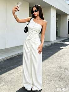 Elegant Women's Linen Ensemble, Consisting Of A Sleeveless Tank Top With An Asymmetrical Neckline And Front Buttons, And Wide-Leg Striped Trousers. - 白色 - 查看 3