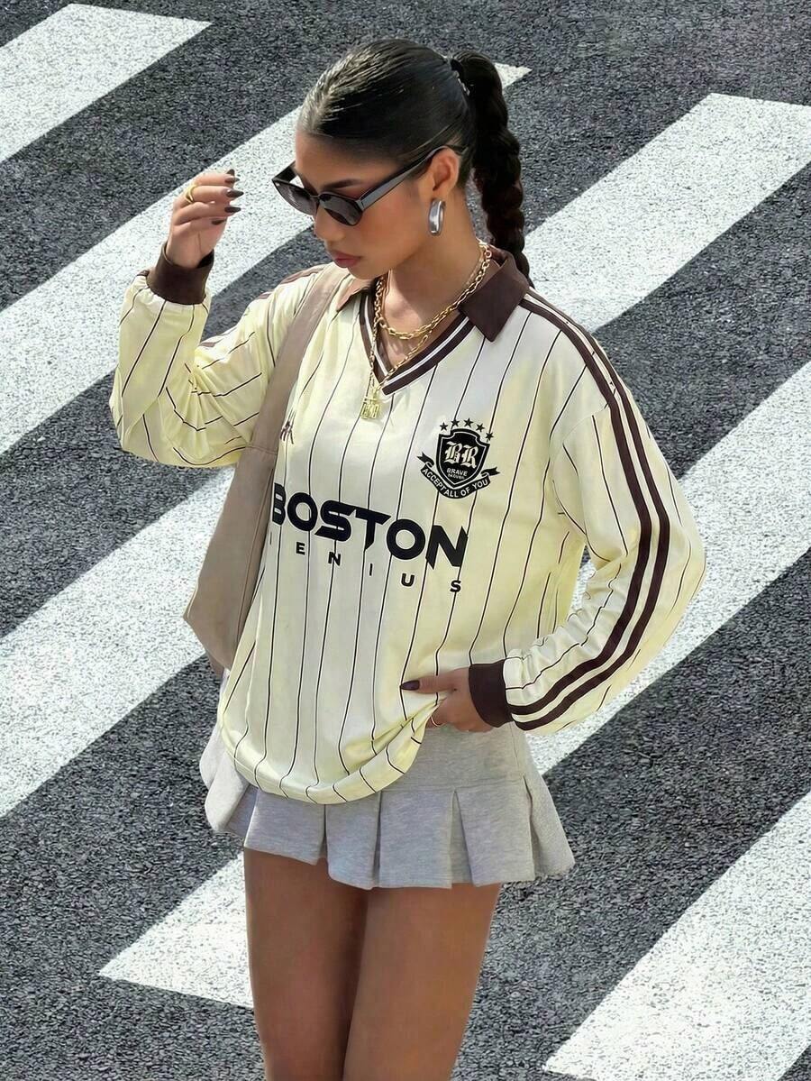 Camisa polo casual de otoño/invierno para mujer, color amarillo claro, con cuello marrón en contraste y mangas a rayas.El estampado de caballos añade un toque retro, preppy, de estilo antiguo, moderno, juvenil y urbano.La tela es suave y cómoda, perfecta para el otoño. - Amarillo pálido - Ver 1