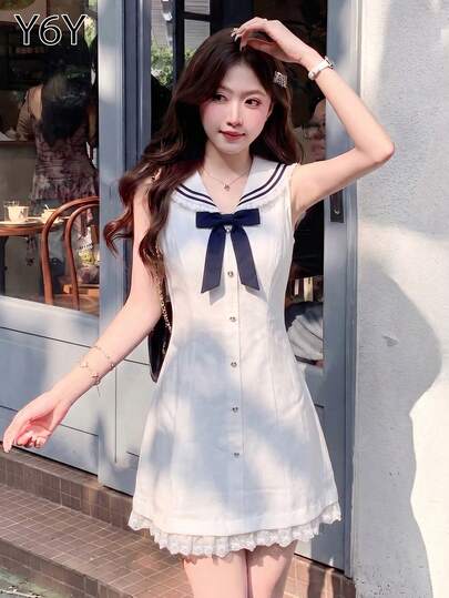  [Y6Y] 夏季白色蕾丝边无袖迷你裙，海军蓝领口纽扣装饰配蝴蝶结，清爽夏日装扮