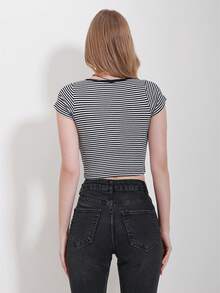 Snap-Button Fastening Striped Cropped Knit Blouse - Black and White - View 4