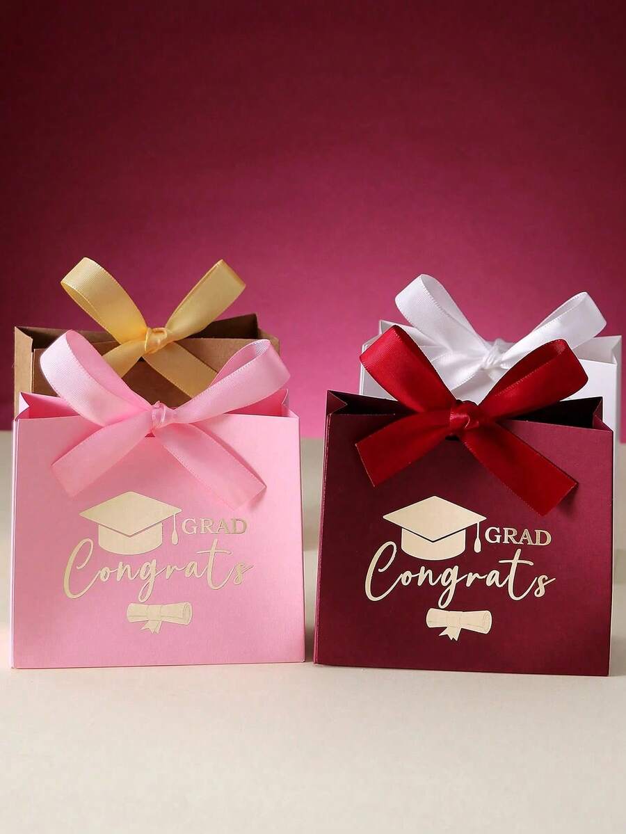 畢業季禮品盒,飾有金箔畢業證書、畢業帽圖案和「GRAD Congrats」祝賀文字,附配色絲帶蝴蝶結。多色可選,適用於包裝畢業紀念品、教師節禮物、糖果等,為畢業派對和典禮增添莊重優雅氛圍。 - 彩色 - 查看 1