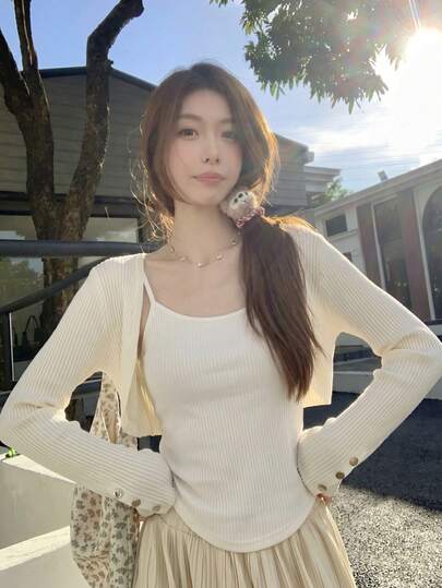 Áo khoác cardigan dệt kim dài tay màu be dành cho nữ, cổ áo xếp ly mềm mại với cúc kim loại.