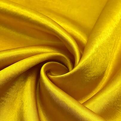 1 tấm vải satin vàng óng ánh, chất liệu cao cấp để may váy hoặc áo hai dây.