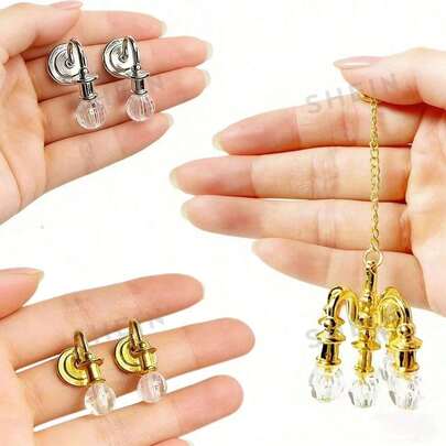 Đèn treo pha lê kim loại tỷ lệ 1:12 - Đèn treo và đèn tường thanh lịch, chân thực, thiết kế dây xích tinh tế, mô hình phòng khách thu nhỏ, phù hợp cho nhà búp bê, trang trí nhà nhỏ - phòng khách, phòng ngủ, trần nhà, tường, văn phòng, chiếu sáng nhà búp bê, trang trí nhà búp bê, phụ kiện nhà búp bê, đạo cụ chụp ảnh, trang trí tường, trang trí tiểu cảnh DIY, mô hình kiến trúc, trang trí treo ngày lễ, phụ kiện chi tiết cổ điển, chế tác tinh xảo.