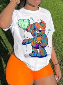 Camiseta de manga corta para mujer, con estampado gráfico de oso de peluche colorido y lindo, blanca, de cuello redondo, de algodón, corte regular con ligera elasticidad, 100% algodón. - Blanco - Ver 1