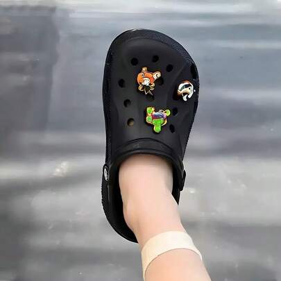 Crocs Dép bít mũi rỗng ruột, kiểu dáng cổ điển, chất liệu EVA Bayabeach, nhẹ và đa năng, cao 2cm, phù hợp cho cả nam và nữ, màu đen, mã sản phẩm 10126-001.
