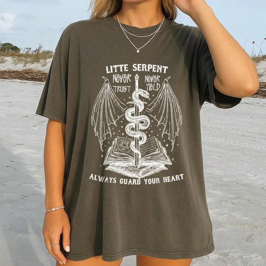 Litte Serpent, Crowns Of Nyaxia, Fantasy Book, Serpent Wings Of Night, Carissa Broadbent, Comfort  Shirt - 黑色 - 查看 1