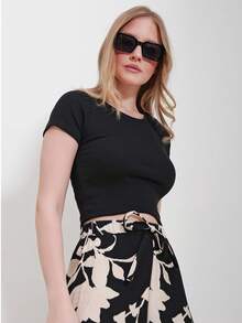 Women Black Ribbed Short Sleeve Crop Top Designed For Effortless Everyday Styling And Sleek Casual Looks. - Black - View 2