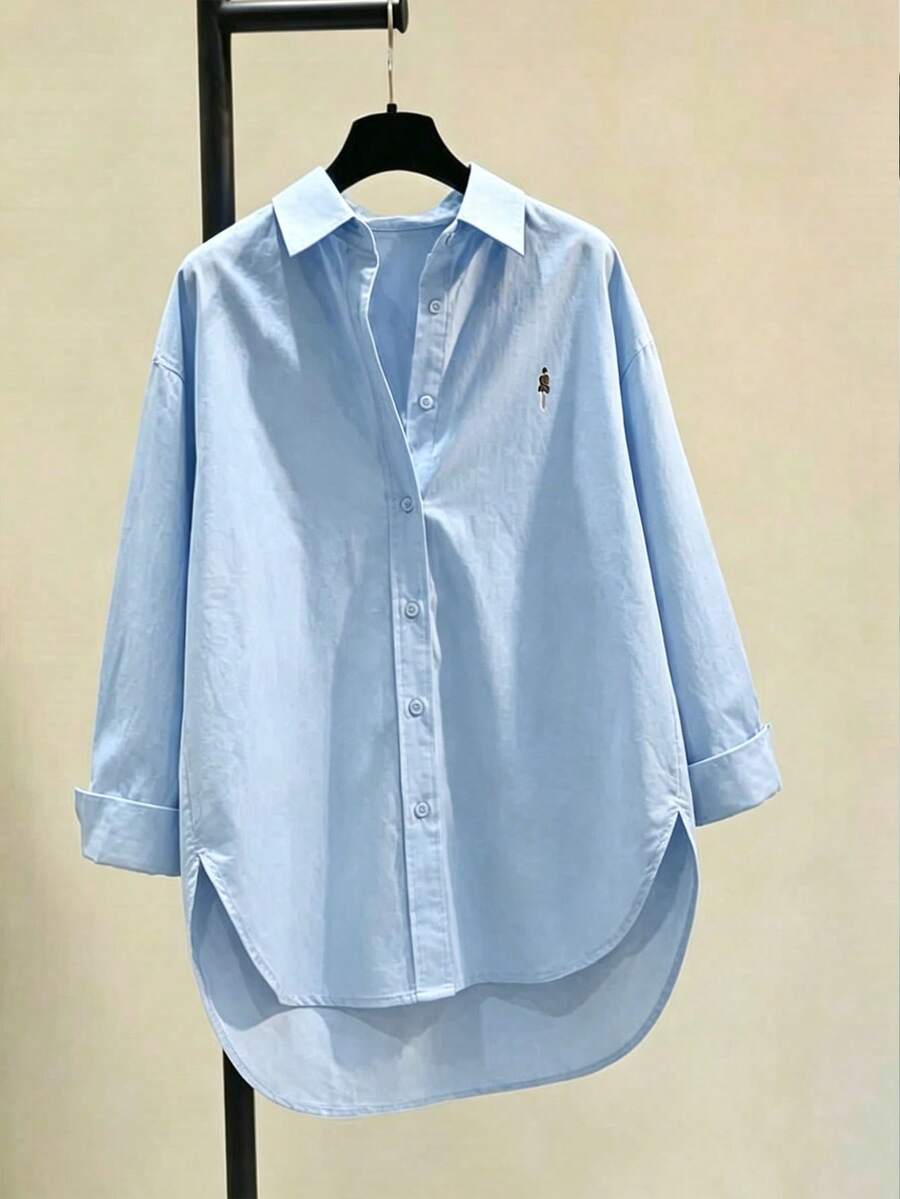 Kemeja Kasual Biru Wanita Serbaguna Sederhana untuk Komuter, Atasan Lengan Panjang Bordir Minimalis Modis, Desain Bahu Jatuh, Hem Asimetris, Detail Patchwork, Menggabungkan Kenyamanan dan Gaya Kampus yang Longgar untuk Musim Semi - Biru - View 1