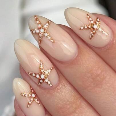 Bộ 24 móng giả màu vàng ánh kim, hình dáng trung bình, hình sao biển, màu nude bóng, phong cách tối giản, thời trang, phủ toàn bộ móng, kèm 1 gel dán và 1 dũa móng, phù hợp cho nữ giới và các bạn gái dự tiệc, hẹn hò và sử dụng hàng ngày.