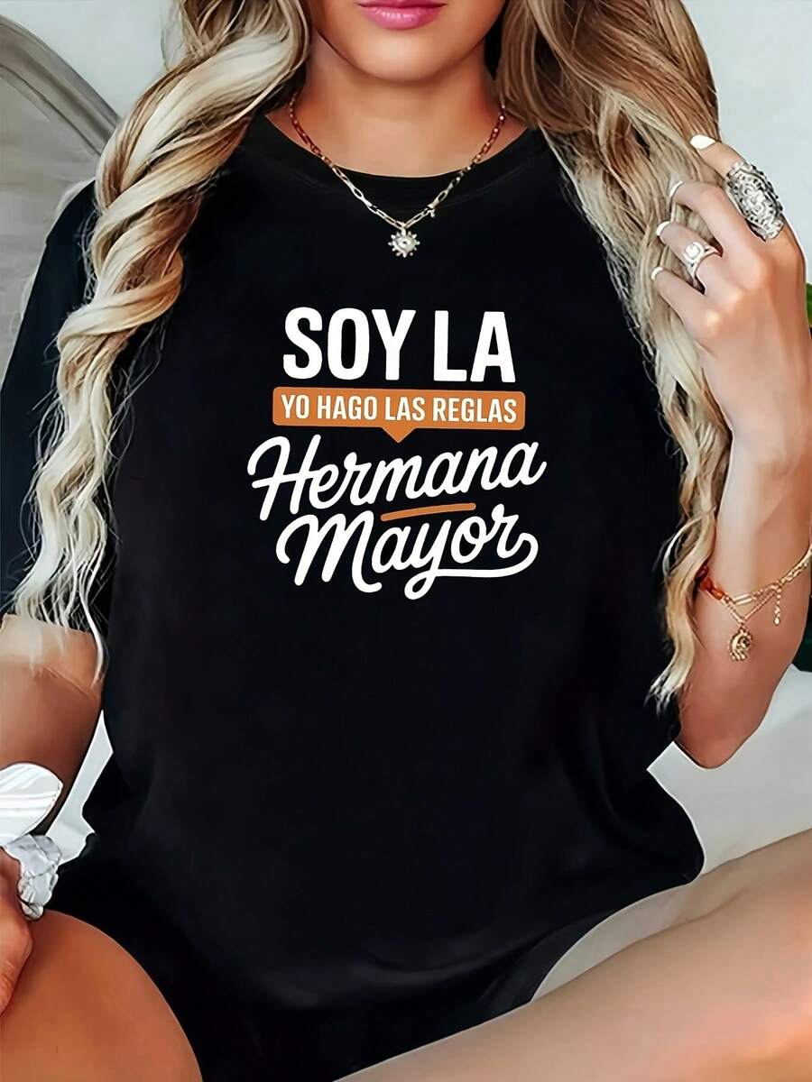 T-Shirt With The Spanish Phrase 'Soy La Hermana Mayor' (I'm The Big Sister) Printed On It. This Black, Short-Sleeved, Crew-Neck Tee Features A Design That Sets The Rules For The Big Sister. It's Machine Washable, Casual In Style, And Has A Comfortable Fit. - 黑色 - 查看 1