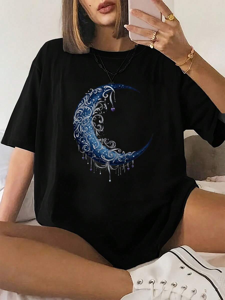 Camiseta blanca de mujer casual con diseño de luna media adornada con flores y estrellas