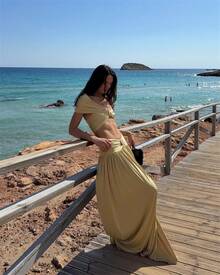 Twist Front Off-Shoulder Two-Piece Set, Ruched Crop Top With Flowy Maxi Skirt, Chic Style For Summer Outings, Sunset Parties And Coastal Getaways - 土豪金 - 查看 7