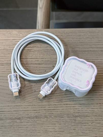 Bộ 3 phụ kiện bảo vệ cáp sạc, họa tiết nơ hồng và chữ cái, phù hợp với bộ sạc nhanh tiêu chuẩn 20W của Apple.