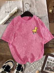 Áo thun ngắn tay in hình vịt cỡ lớn phong cách Y2K Streetwear, cổ tròn, dáng regular fit, chất liệu vải dệt kim đã qua xử lý, có độ co giãn nhẹ. - Màu Hồng Tươi - Xem 6