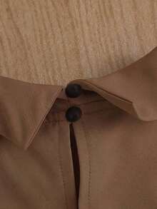 Conjunto de viaje de color gris claro, top sin mangas de cuello alto combinado con falda mini de lunares. Silueta ajustada minimalista que acentúa la cintura. Tela suave y fluida. El detalle del lazo en la top y los lunares distribuidos uni - Café integral - Ver 5
