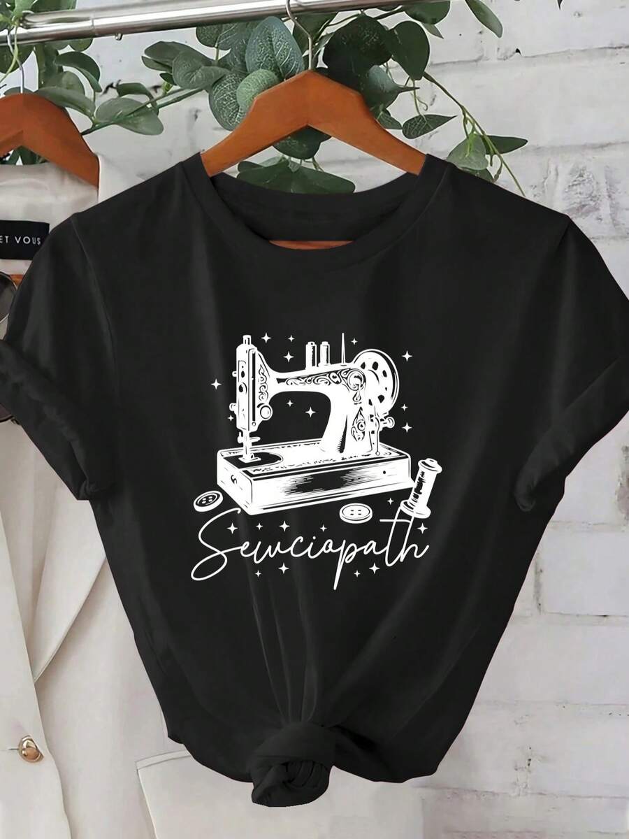 Camiseta de manga corta de verano de 1pc de las mujeres - impresión de máquina de coser vintage geométrica 2D, adorna con estrellas y carretes, que muestra el encanto del arte artesanal.