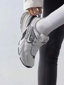 Giày chạy bộ Nike V2K Run cổ thấp, chất liệu thoải mái và đa năng, phù hợp cho việc đi lại trong thành phố, dành cho nữ, màu trắng. - trắng - Xem 2