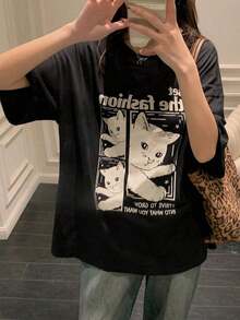 Camiseta de Mujer Holgada y Moderna con Diseño de Gato de Dibujos Animados, Tipografía Retro "The Fashion" con Diseño de Tres Gatitos Blancos, Transpirable y Cómoda, Manga Corta, 100% Algodón, Cuello Redondo, Ideal para Salidas Casuales y Looks de Moda con Animales Adorables - Negro - Ver 2