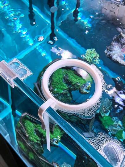 Automatischer schwimmender Fischfutterautomat. Wasserpegel wird automatisch angepasst, um Spritzen zu verhindern. Hält das Wasser mit zeitgesteuerter Fütterung klar. Unverzichtbar für das Heimaquarium.