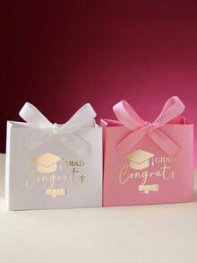 畢業季禮品盒，飾有金箔畢業證書、畢業帽圖案和「GRAD Congrats」祝賀文字，附配色絲帶蝴蝶結。多色可選，適用於包裝畢業紀念品、教師節禮物、糖果等，為畢業派對和典禮增添莊重優雅氛圍。 - 彩色 - 查看 6