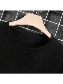Camiseta con estampado de un gato negro súper lindo con gorro navideño - Tela cómoda, ojos amarillos sosteniendo una taza en forma de corazón - Regalo navideño ideal para el espíritu festivo, estilo casual para el día a día, camiseta unisex de manga corta para verano. Camisetas gráficas de verano para mujer - Camiseta casual estampada para mujer, manga corta y cuello redondo, moda urbana local de primavera/verano. - Negro - Ver 5