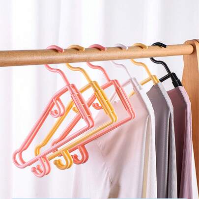 Conjunto de 2 cabides de plástico dobráveis, portáteis e antiderrapantes, com ganchos para camisas, calças e roupas íntimas. Soluções de armazenamento que economizam espaço para armários, malas, hotéis, dormitórios e viagens. Design leve e compacto para fácil organização e transporte. Cabides resistentes e duráveis, essenciais para o seu guarda-roupa.