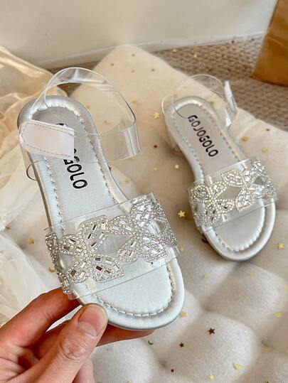 1 Pair Of Girls' Transparent Leather Sandals With Full Rhinestone Butterfly Decorations, Comfortable And Versatile, With Hook And Loop Flat Open-Toe Design, Luxurious Style. Suitable For Children's Summer Travel, Outings, And Everyday School Wear.