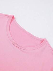 This Disney-Licensed Women's Summer Cotton T-Shirt Is A Disney 2026 Travel Souvenir. The Front Features Classic Disney Characters And Disneyland Logos, Perfect For Taking Photos At Disneyland, As A Travel Souvenir, For Everyday Casual Wear, Or For Matching Family Outfits. It Also Makes An Ideal Valentine's Day Gift For Friends And Family. Men's And Women's Clothing, New Spring Style, Comfortable And Skin-Friendly, Suitable For Outdoor Wear. - Hồng - Xem 2