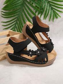 Sandalias de cuña cómodas de talla grande para verano 2026, con decoración floral, suela gruesa, cierre de gancho y bucle, y punta abierta para playa - Negro - Ver 2