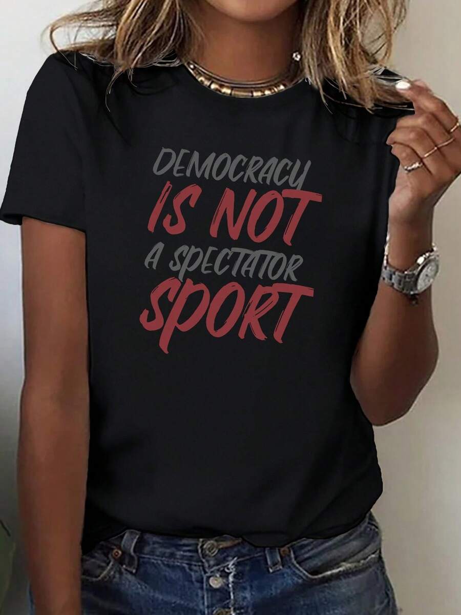 Camiseta 100% mujer con eslogan "Democracia no es espectador s" - cuello redondo ligero 180g Top, Bold declaración tee para todo el año de uso, lavadora casual y elegante para eventos políticos y tres cotidianos