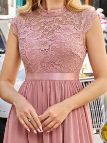 Đầm phù dâu maxi thanh lịch bằng chiffon với cổ đứng, chi tiết ren tương phản và khóa kéo. - Hồng - Xem 6