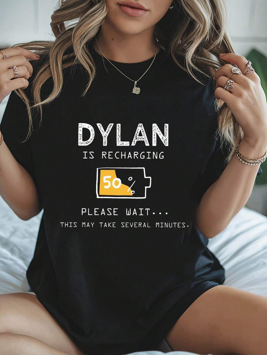 Dylan se está recargando, con un icono creativo de la batería y un estampado de letras en una camiseta de cuello redondo de primavera y verano de mujer