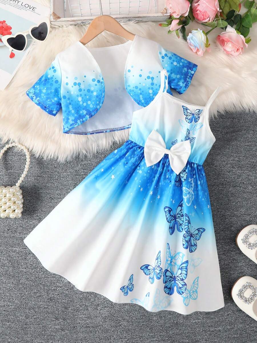 Set de 2 piezas de vestido casual de verano para niñas, que incluye un cárdigan de manga corta con estampado de moda y un vestido de tirantes con estampado de mariposa. Este conjunto de 2 piezas es un regalo perfecto para cumpleaños o festividades de niños, adecuado para uso al aire libre. - Azul - Ver 1